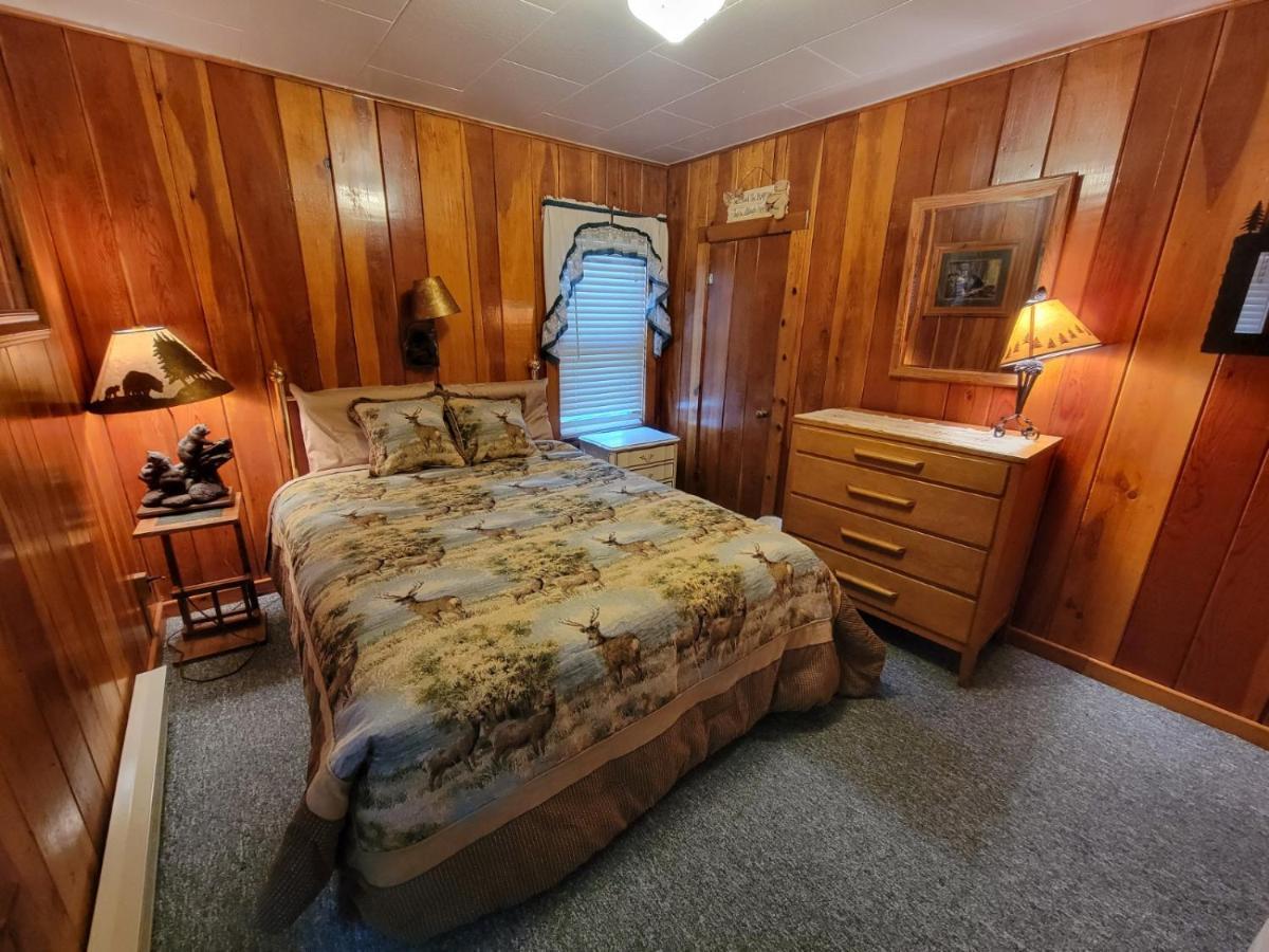 Wagon Wheel Hotel Уест Йелоустоун Екстериор снимка