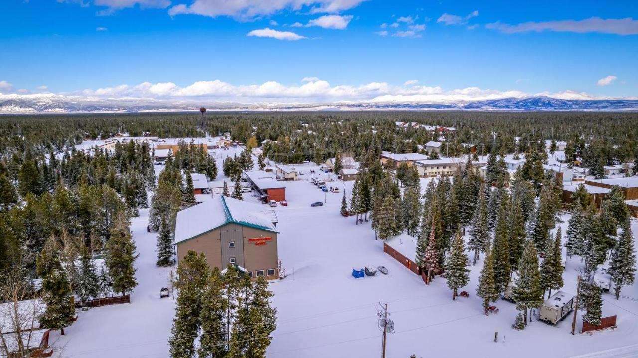Wagon Wheel Hotel Уест Йелоустоун Екстериор снимка