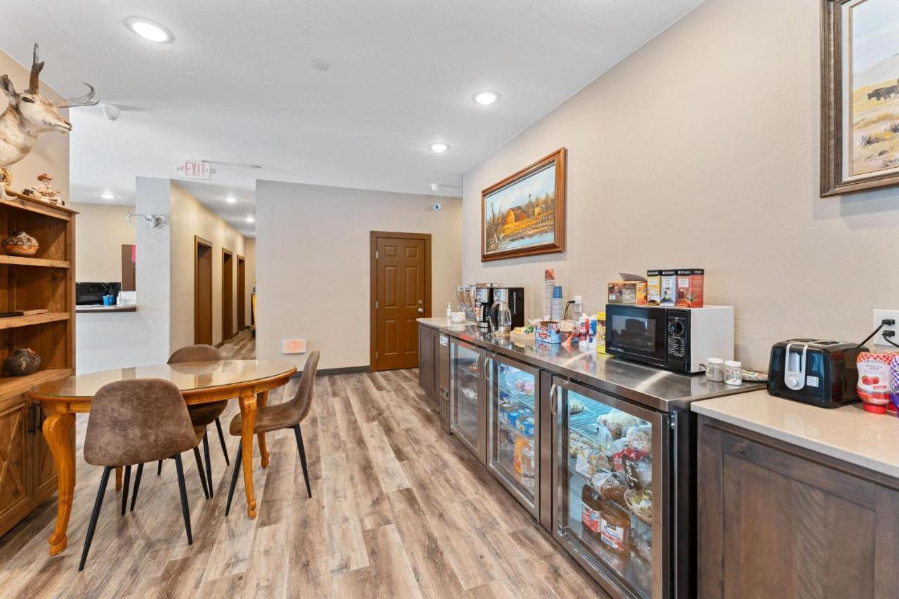 Wagon Wheel Hotel Уест Йелоустоун Екстериор снимка