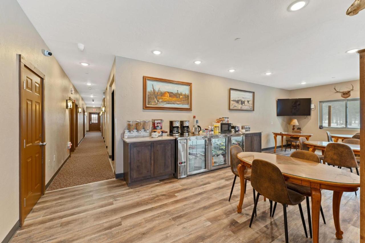 Wagon Wheel Hotel Уест Йелоустоун Екстериор снимка