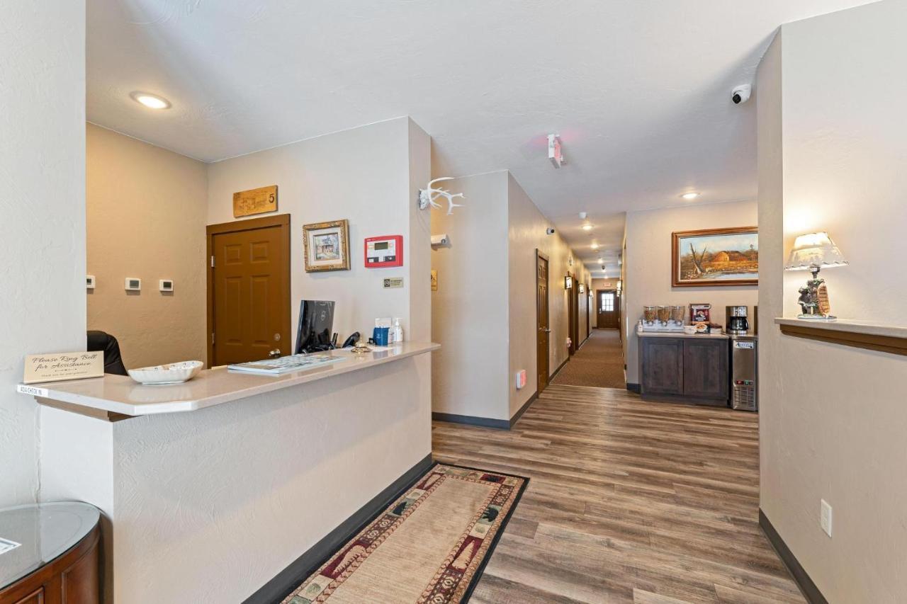 Wagon Wheel Hotel Уест Йелоустоун Екстериор снимка