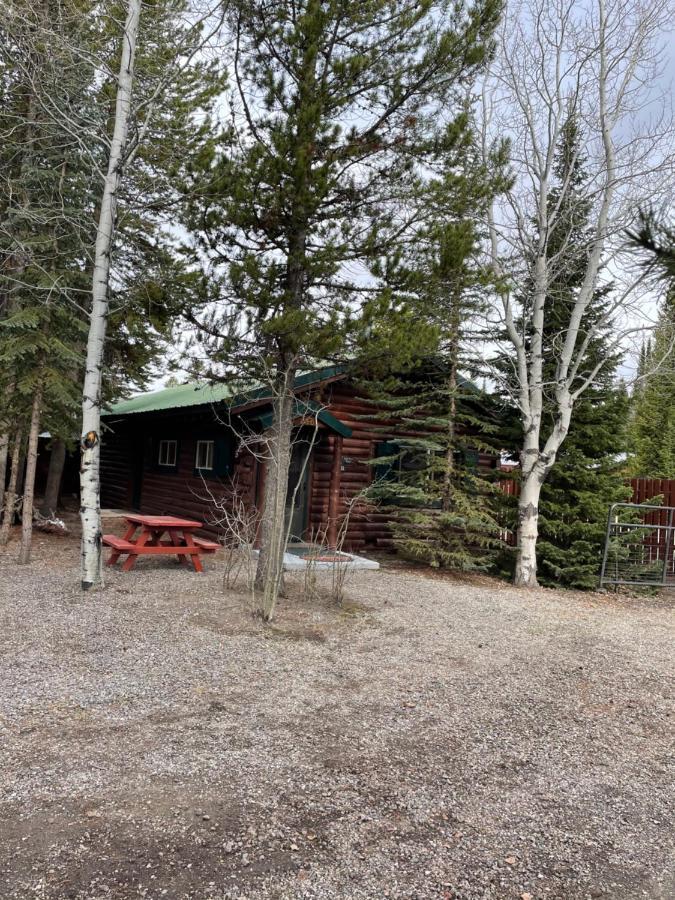 Wagon Wheel Hotel Уест Йелоустоун Екстериор снимка