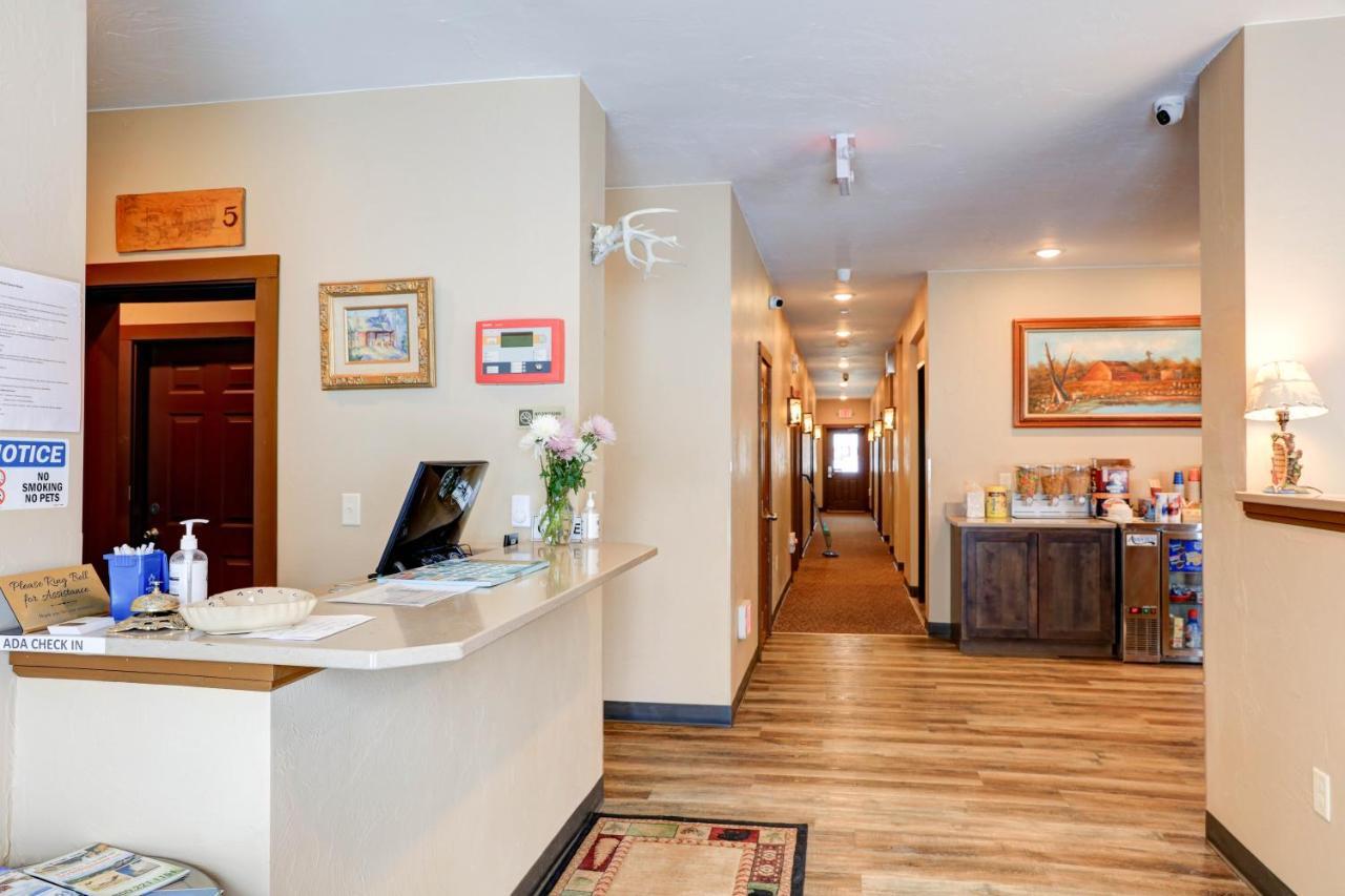 Wagon Wheel Hotel Уест Йелоустоун Екстериор снимка
