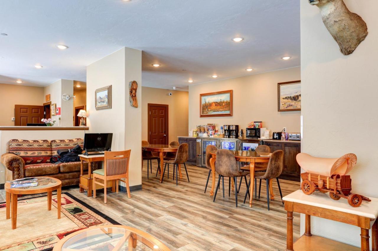 Wagon Wheel Hotel Уест Йелоустоун Екстериор снимка