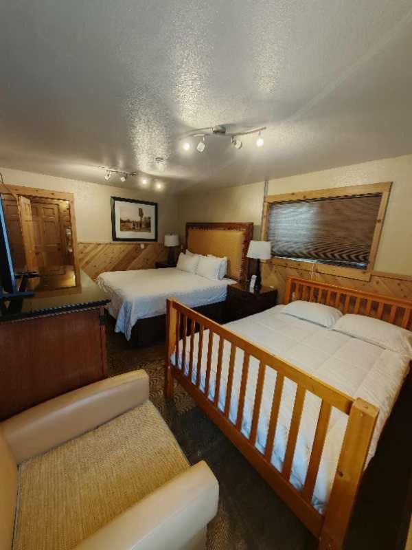 Wagon Wheel Hotel Уест Йелоустоун Екстериор снимка